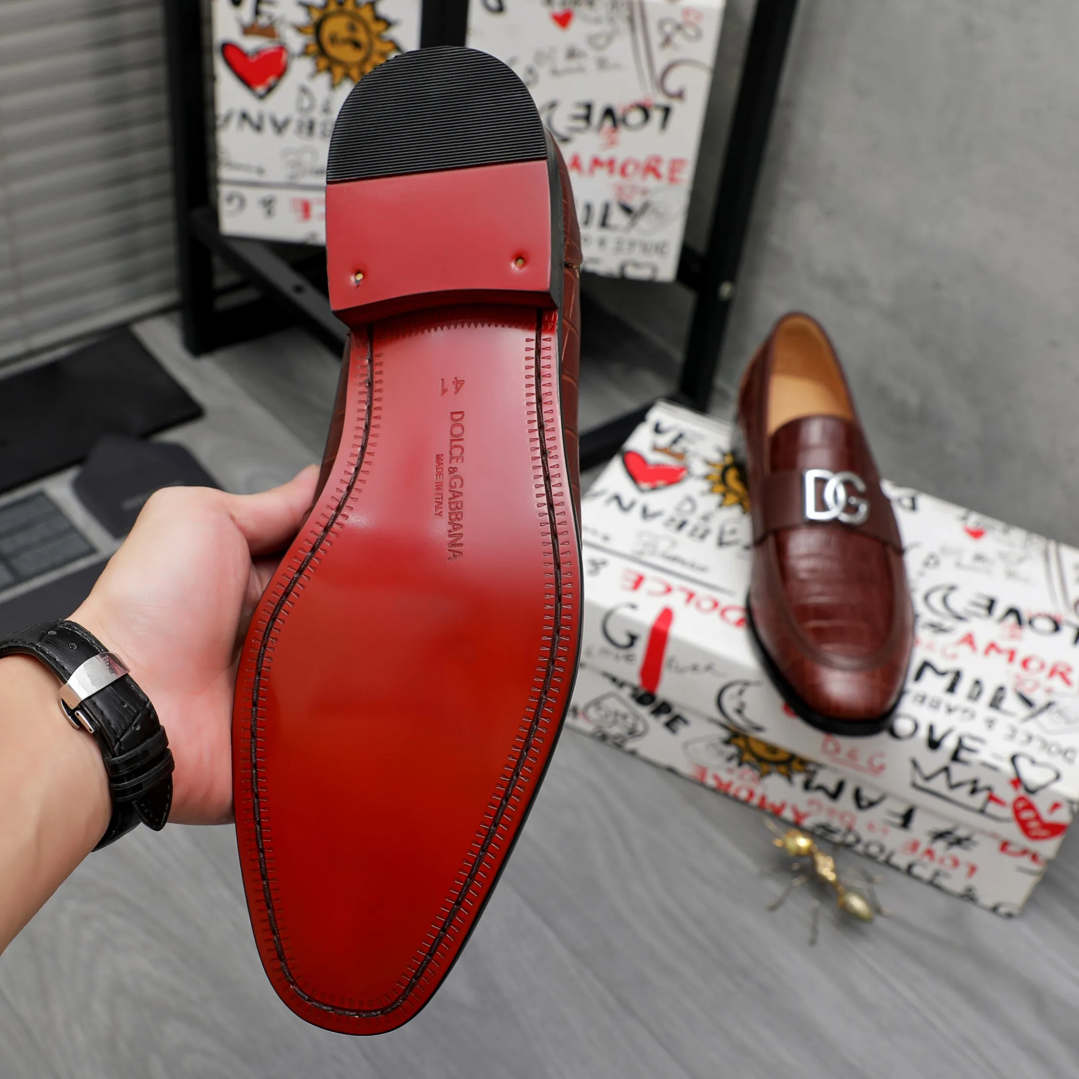 Men's shoes 💰500 Product trademark: DG (Dolce & Gabbana) business casual leather shoes Regular size: 38-45 (45 is custom-made and non-returnable) Product materials: Selected high-quality stone grain cowhide upper, cowhide lining, original outsole